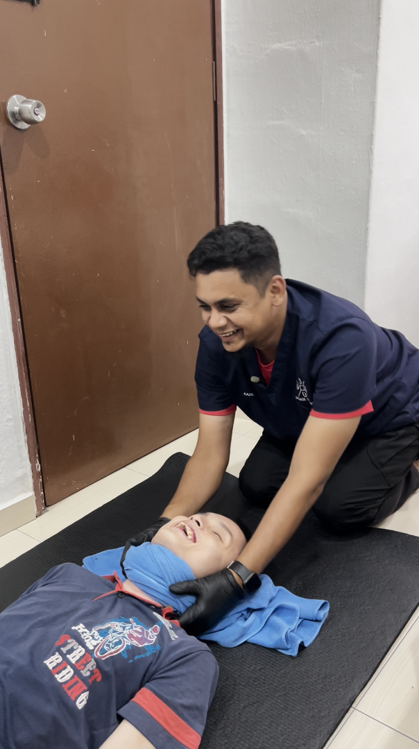 Picture of Aadil the masseus/chiropractitioner